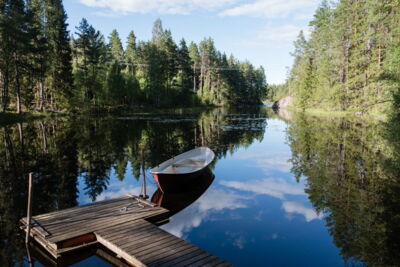 Fotograf:in Rostock - Landschaftsfotografie Vaermland, Schweden,  See mit Boot am Steg