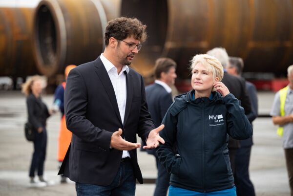 Pressefotografie Ministerpraesidentin Manuela Schwesig auf Sommertour bei EEW Special Pipe Constructions.
