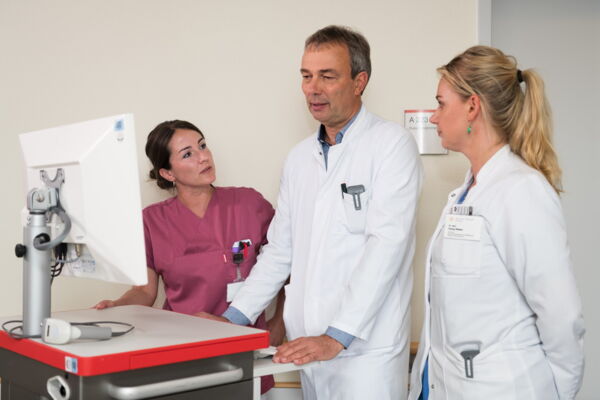 Reportagefotografie fotowild: Professor Toralf Reimer, Schwester Johanna, Frau Dr. Köster, Klinikum Südstadt Rostock
